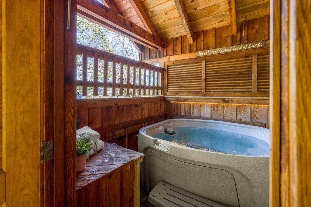 Cozy Log In The Heart Of Pigeon Forge. Hot Tub. Honeymoon! Sleeps 2 Holiday home