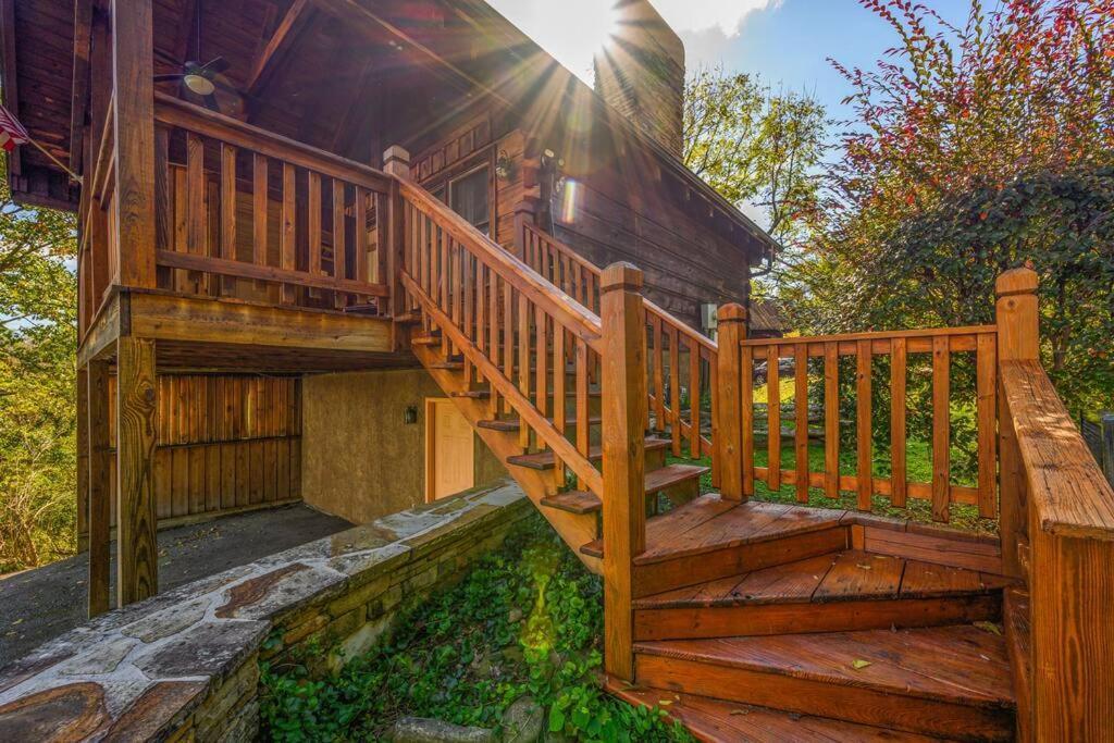 Cozy Log In The Heart Of Pigeon Forge. Hot Tub. Honeymoon! Sleeps 2 Holiday home *