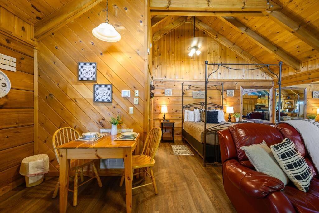 Cozy Log In The Heart Of Pigeon Forge. Hot Tub. Honeymoon! Sleeps 2 Pigeon Forge