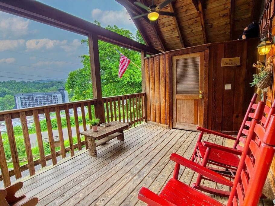 Cozy Log In The Heart Of Pigeon Forge. Hot Tub. Honeymoon! Sleeps 2