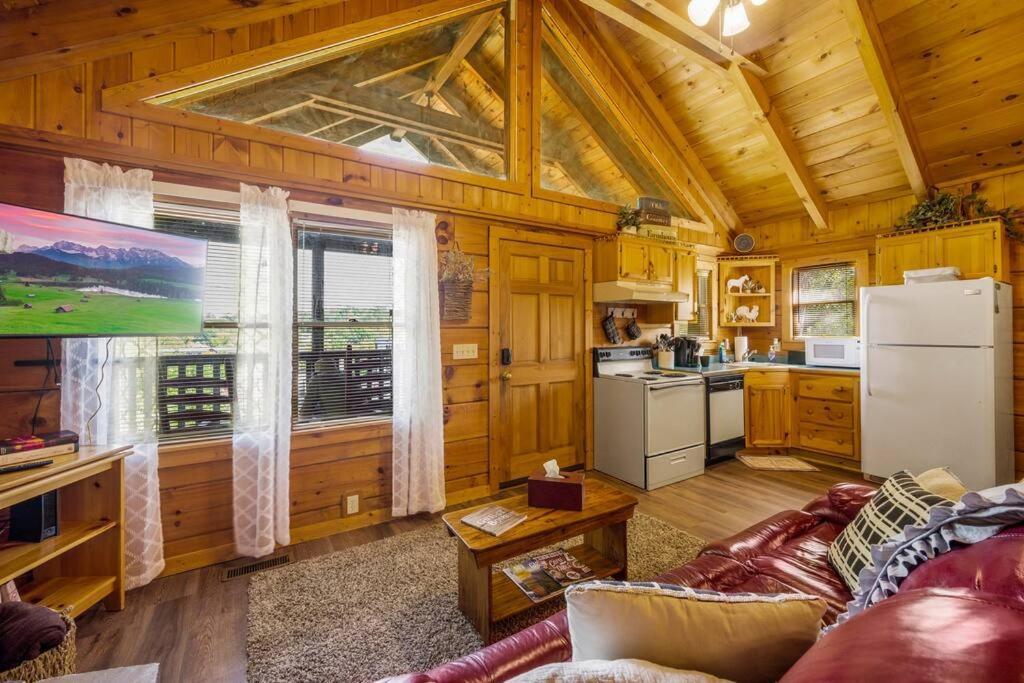 Cozy Log In The Heart Of Pigeon Forge. Hot Tub. Honeymoon! Sleeps 2 Holiday home *
