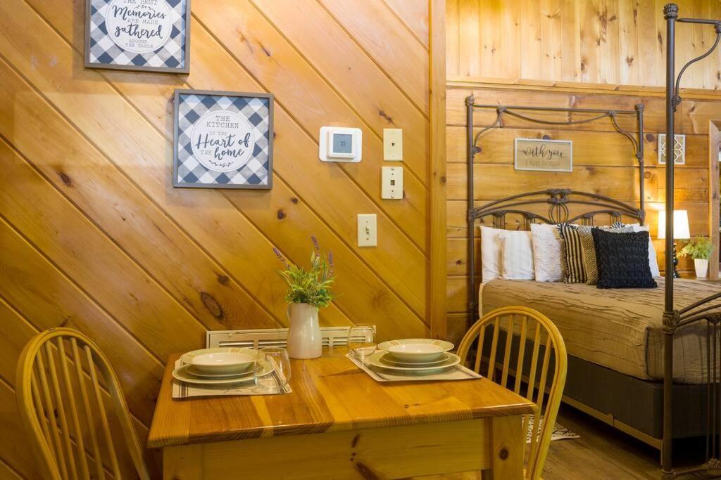 Cozy Log In The Heart Of Pigeon Forge. Hot Tub. Honeymoon! Sleeps 2