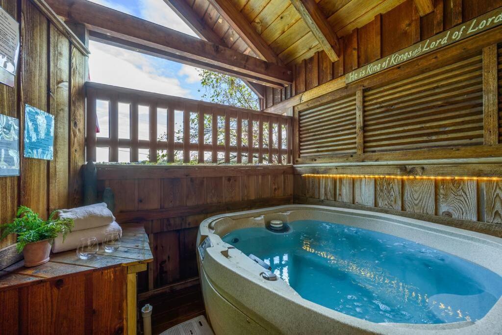Cozy Log In The Heart Of Pigeon Forge. Hot Tub. Honeymoon! Sleeps 2 * Pigeon Forge