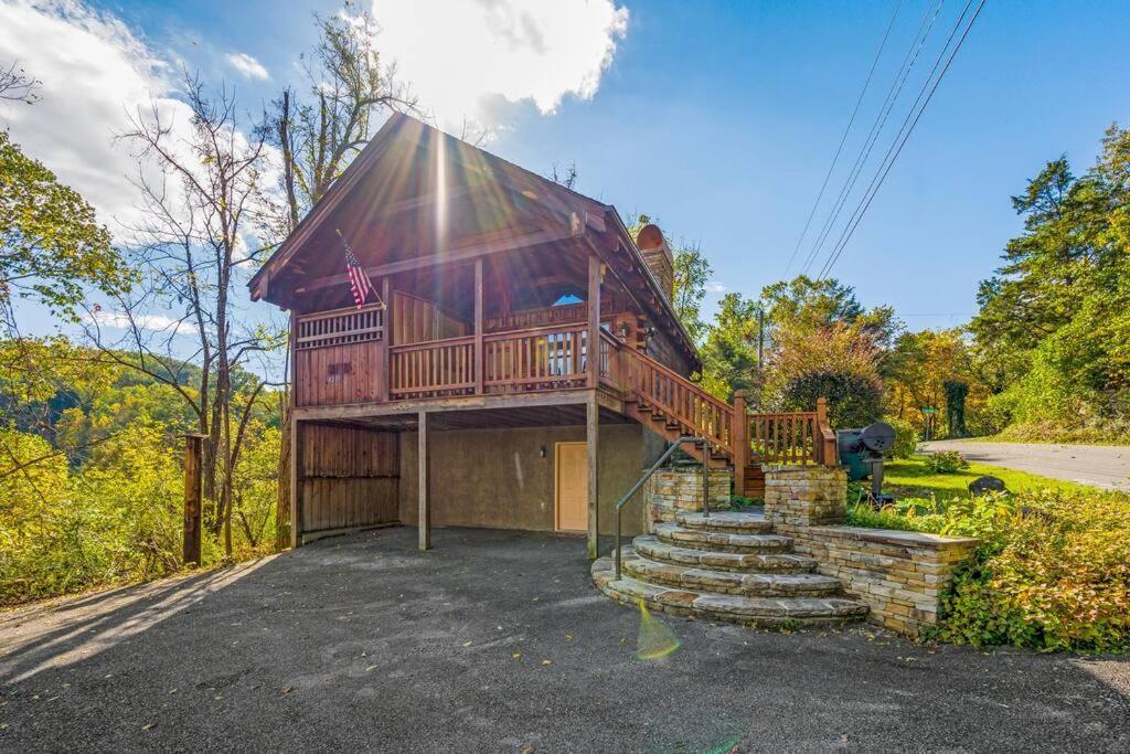 Cozy Log In The Heart Of Pigeon Forge. Hot Tub. Honeymoon! Sleeps 2 Holiday home Pigeon Forge
