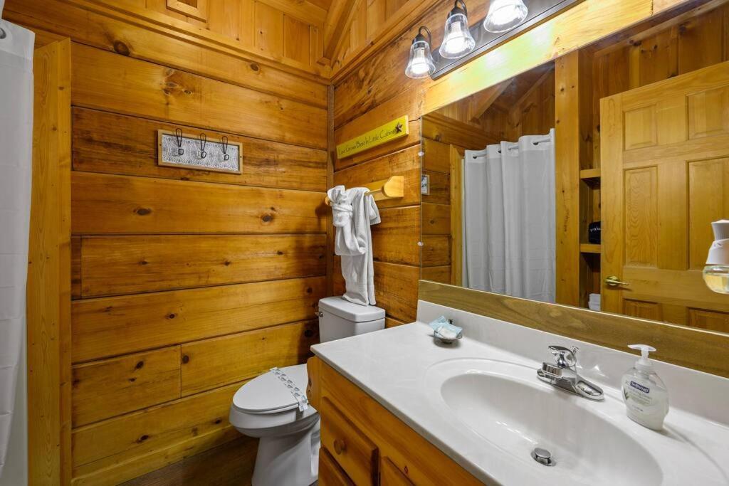 Cozy Log In The Heart Of Pigeon Forge. Hot Tub. Honeymoon! Sleeps 2 Holiday home