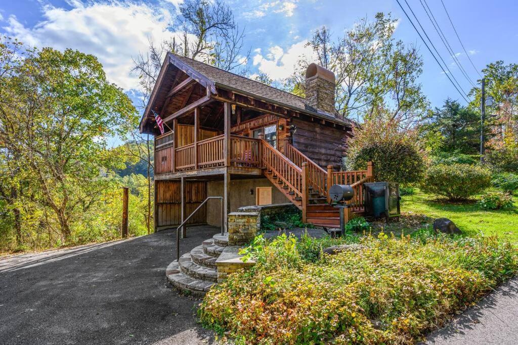 Cozy Log In The Heart Of Pigeon Forge. Hot Tub. Honeymoon! Sleeps 2 Holiday home *