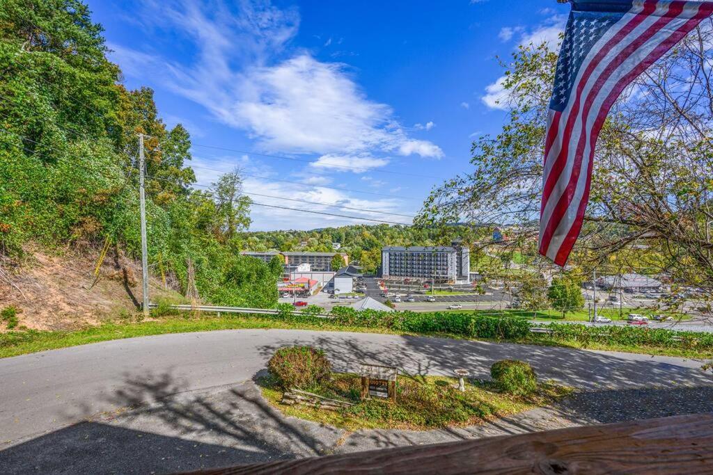 Cozy Log In The Heart Of Pigeon Forge. Hot Tub. Honeymoon! Sleeps 2 Holiday home Pigeon Forge