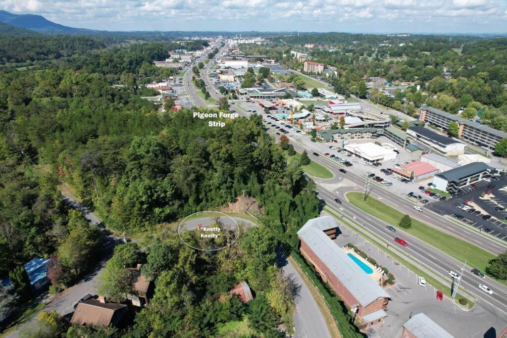 Cozy Log In The Heart Of Pigeon Forge. Hot Tub. Honeymoon! Sleeps 2 Holiday home