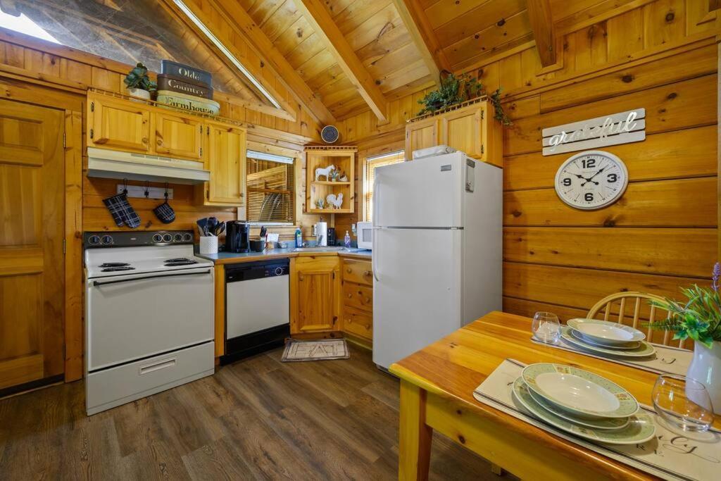 Cozy Log In The Heart Of Pigeon Forge. Hot Tub. Honeymoon! Sleeps 2