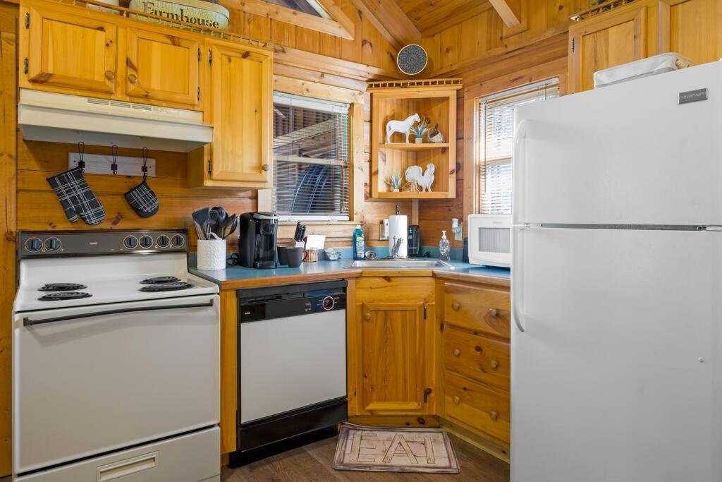 Cozy Log In The Heart Of Pigeon Forge. Hot Tub. Honeymoon! Sleeps 2 * Pigeon Forge