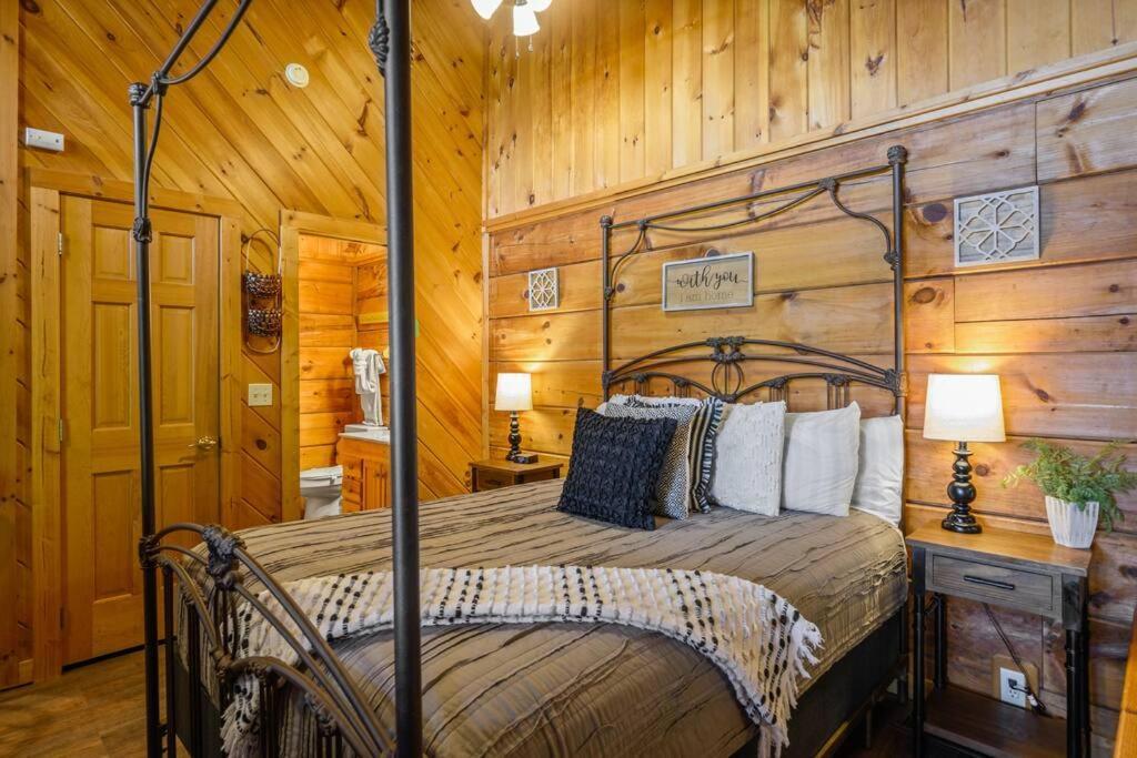 Cozy Log In The Heart Of Pigeon Forge. Hot Tub. Honeymoon! Sleeps 2 Holiday home Pigeon Forge