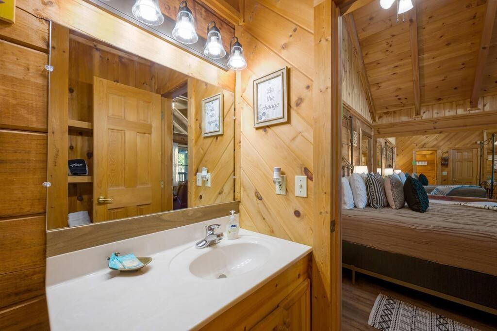 Cozy Log In The Heart Of Pigeon Forge. Hot Tub. Honeymoon! Sleeps 2 Pigeon Forge