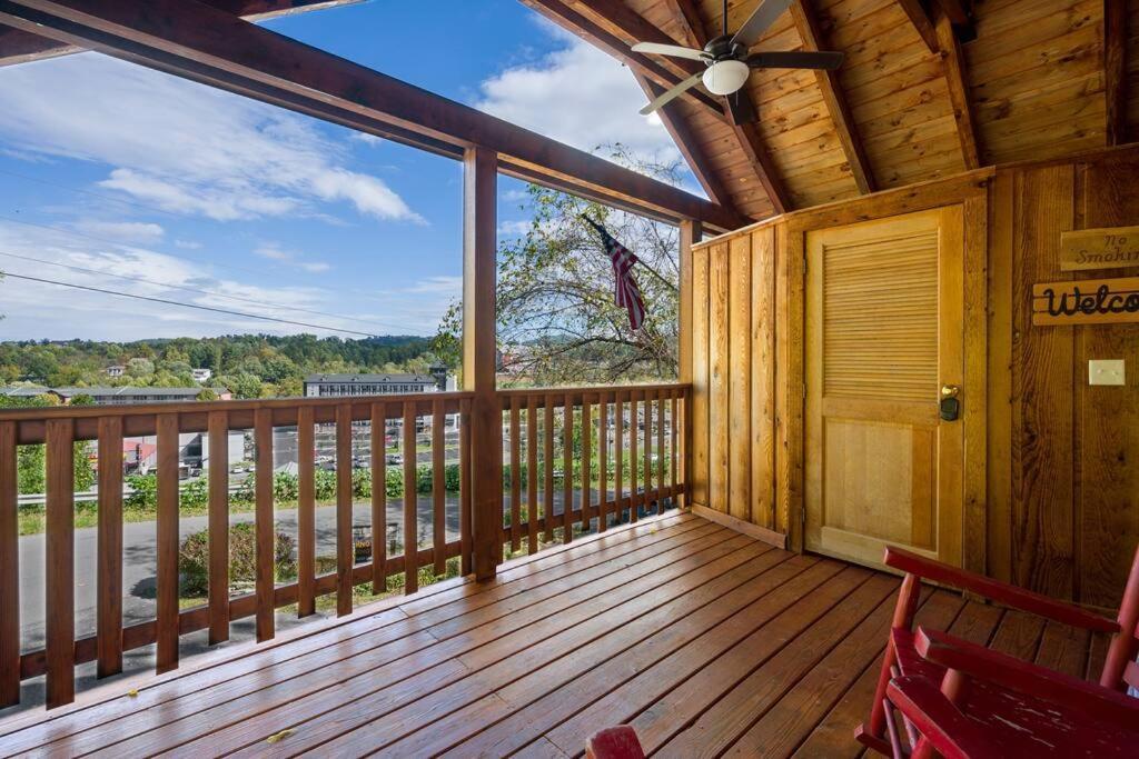 Cozy Log In The Heart Of Pigeon Forge. Hot Tub. Honeymoon! Sleeps 2 Holiday home *