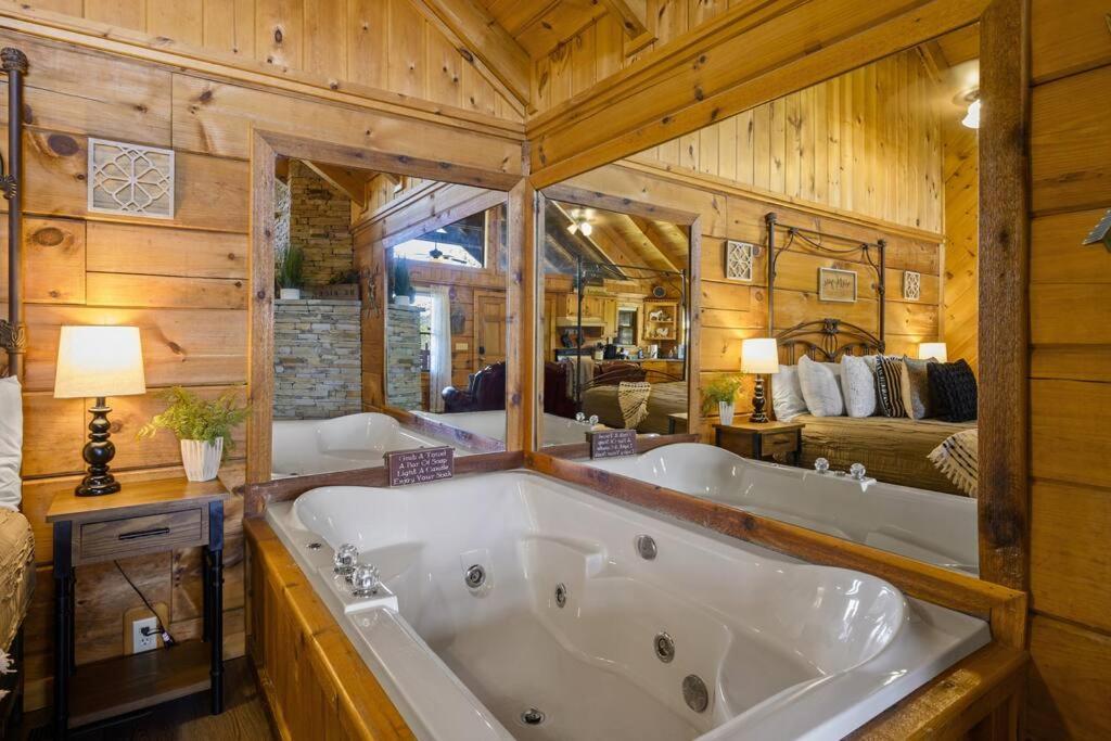 Cozy Log In The Heart Of Pigeon Forge. Hot Tub. Honeymoon! Sleeps 2 Holiday home Pigeon Forge