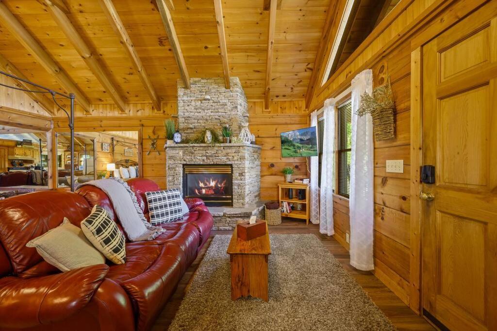 Cozy Log In The Heart Of Pigeon Forge. Hot Tub. Honeymoon! Sleeps 2 Holiday home *