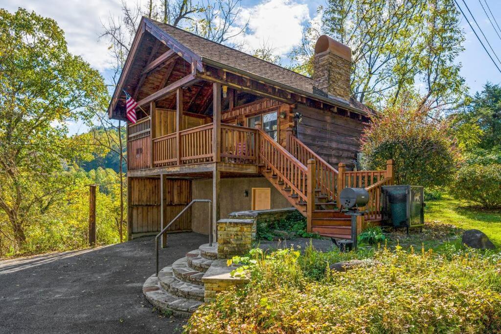 Cozy Log In The Heart Of Pigeon Forge. Hot Tub. Honeymoon! Sleeps 2 *