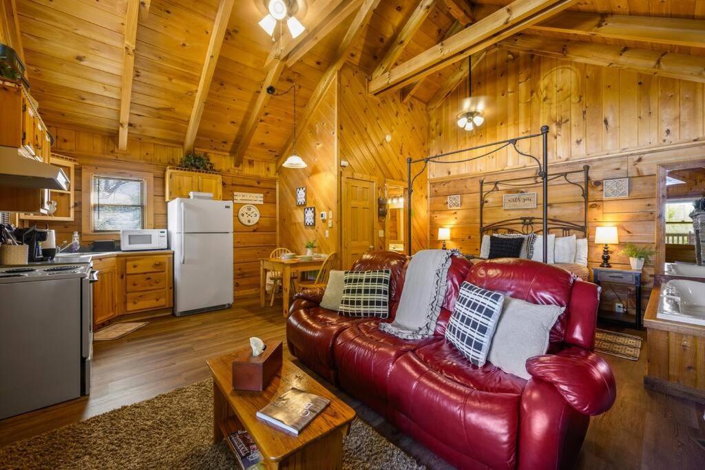 Holiday home Cozy Log In The Heart Of Pigeon Forge. Hot Tub. Honeymoon! Sleeps 2