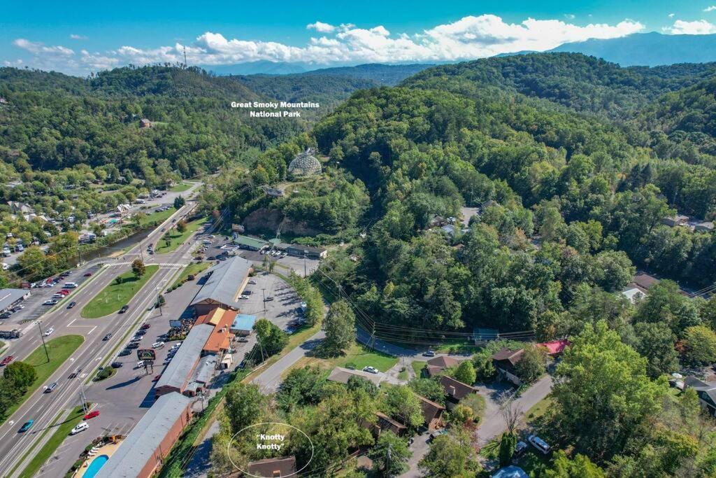 Cozy Log In The Heart Of Pigeon Forge. Hot Tub. Honeymoon! Sleeps 2 *