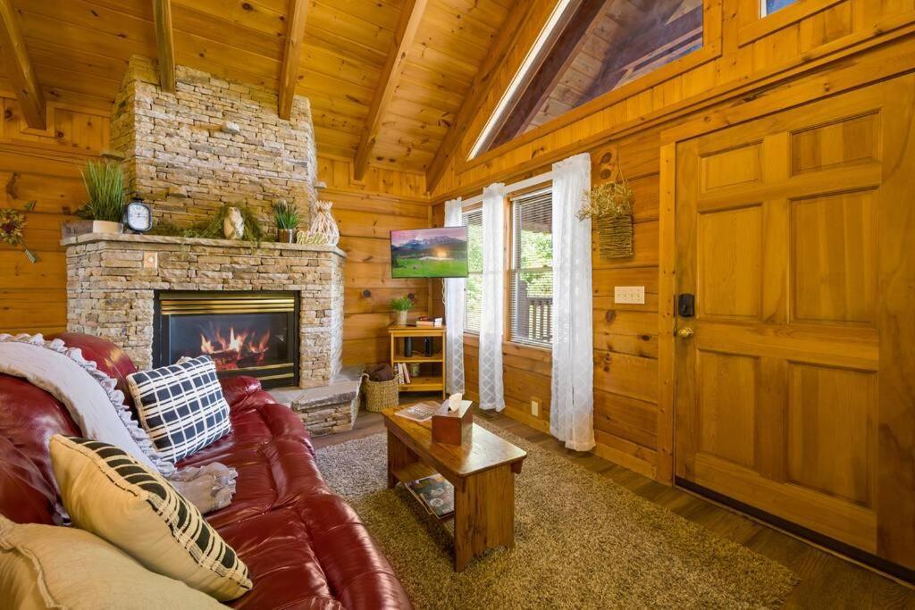 Holiday home Cozy Log In The Heart Of Pigeon Forge. Hot Tub. Honeymoon! Sleeps 2