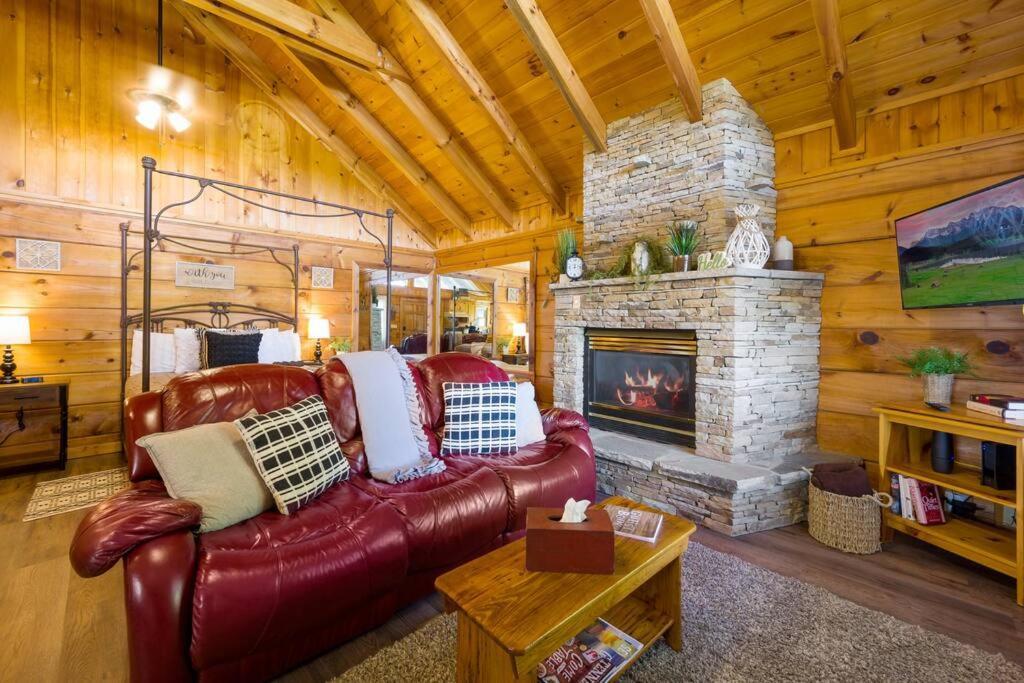Holiday home Cozy Log In The Heart Of Pigeon Forge. Hot Tub. Honeymoon! Sleeps 2 Pigeon Forge