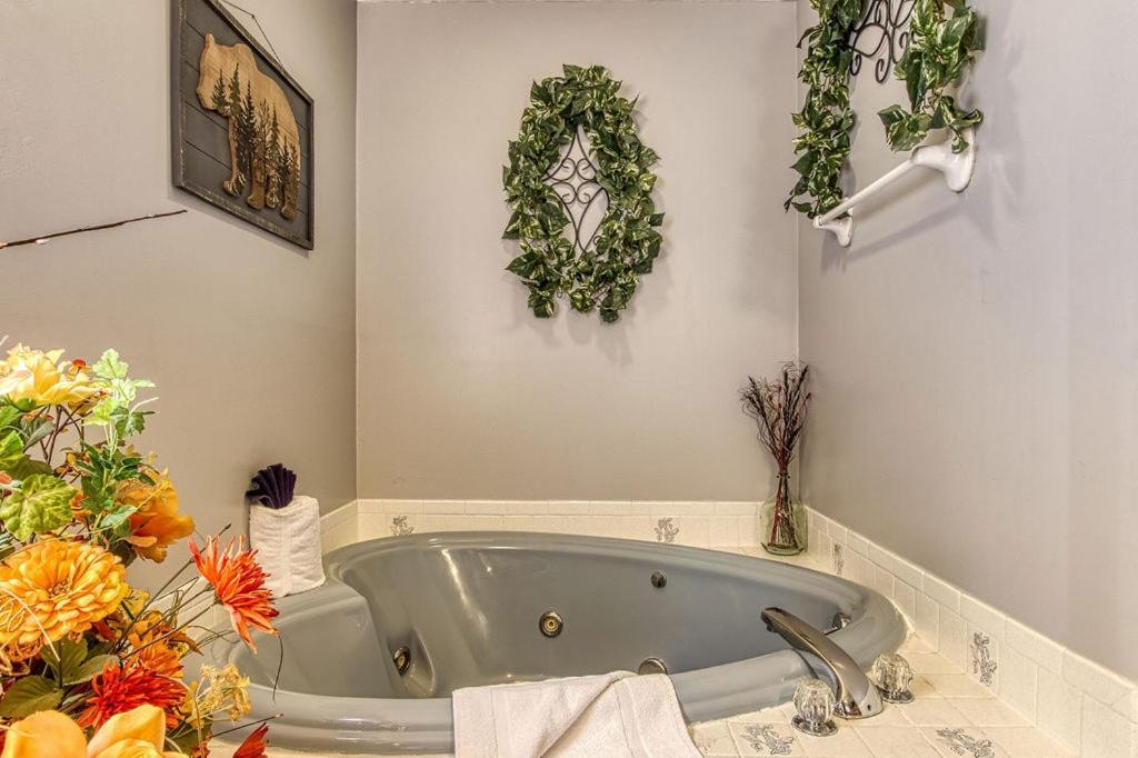 Adalynn's Mountain Retreat-hot Tub, 1089 Of Free Tickets For Each Paid Day, Dollywood And More!