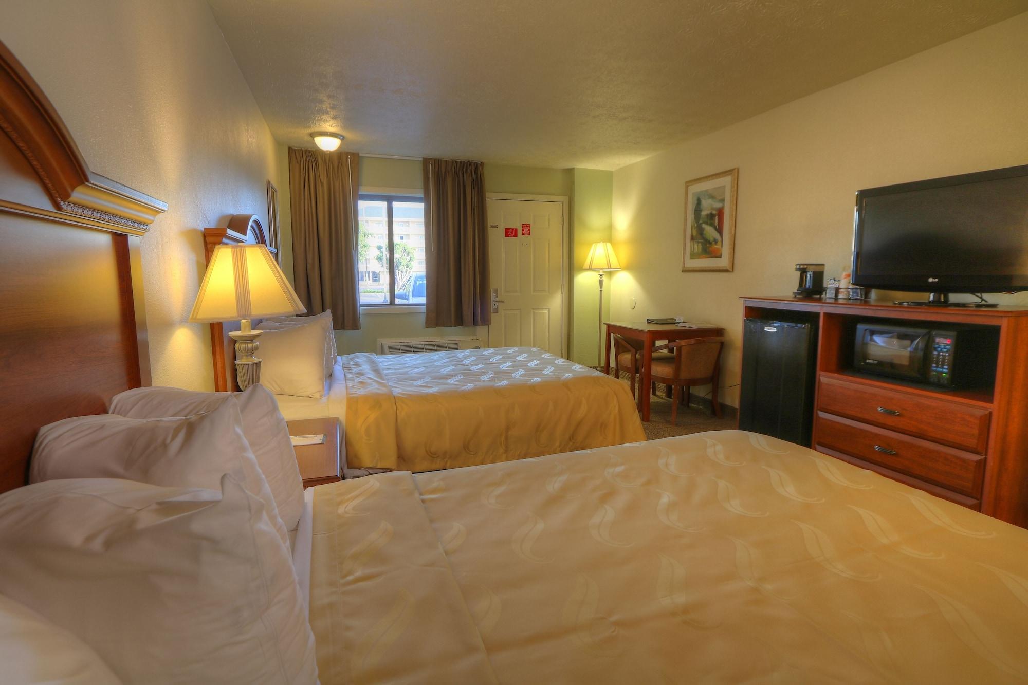 Hotel Quality & At Dollywood Lane 2*
