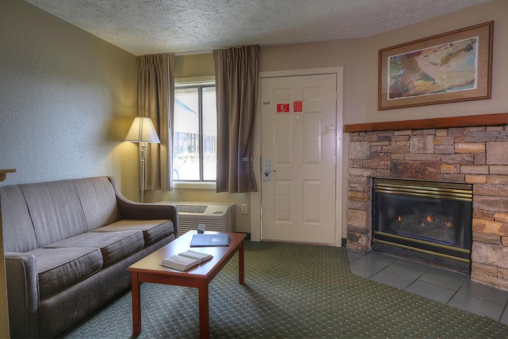 Hotel Quality & At Dollywood Lane 2*