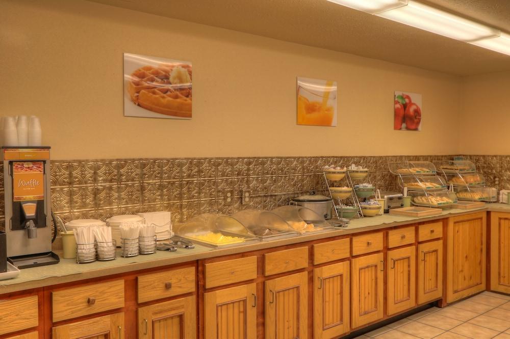 Hotel Quality & At Dollywood Lane