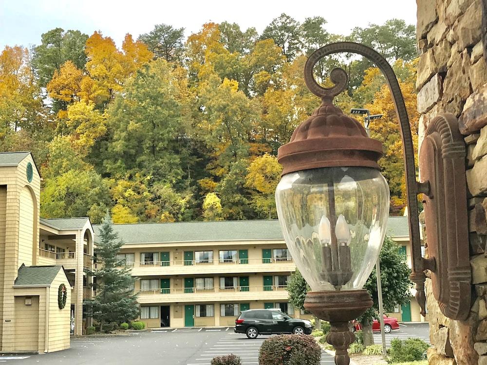 Quality & At Dollywood Lane Hotel Pigeon Forge