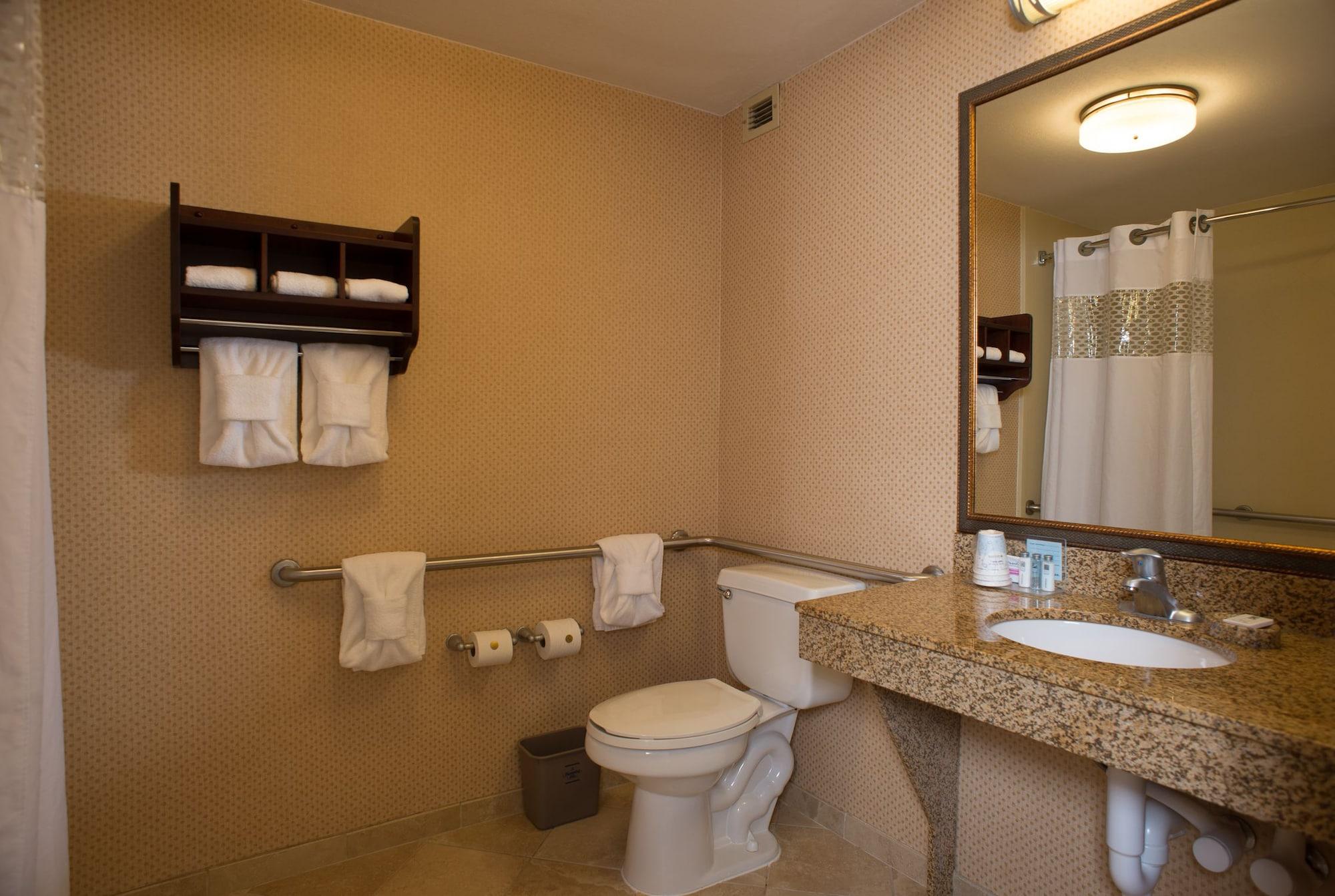 Hotel Hampton & On The Parkway 3*