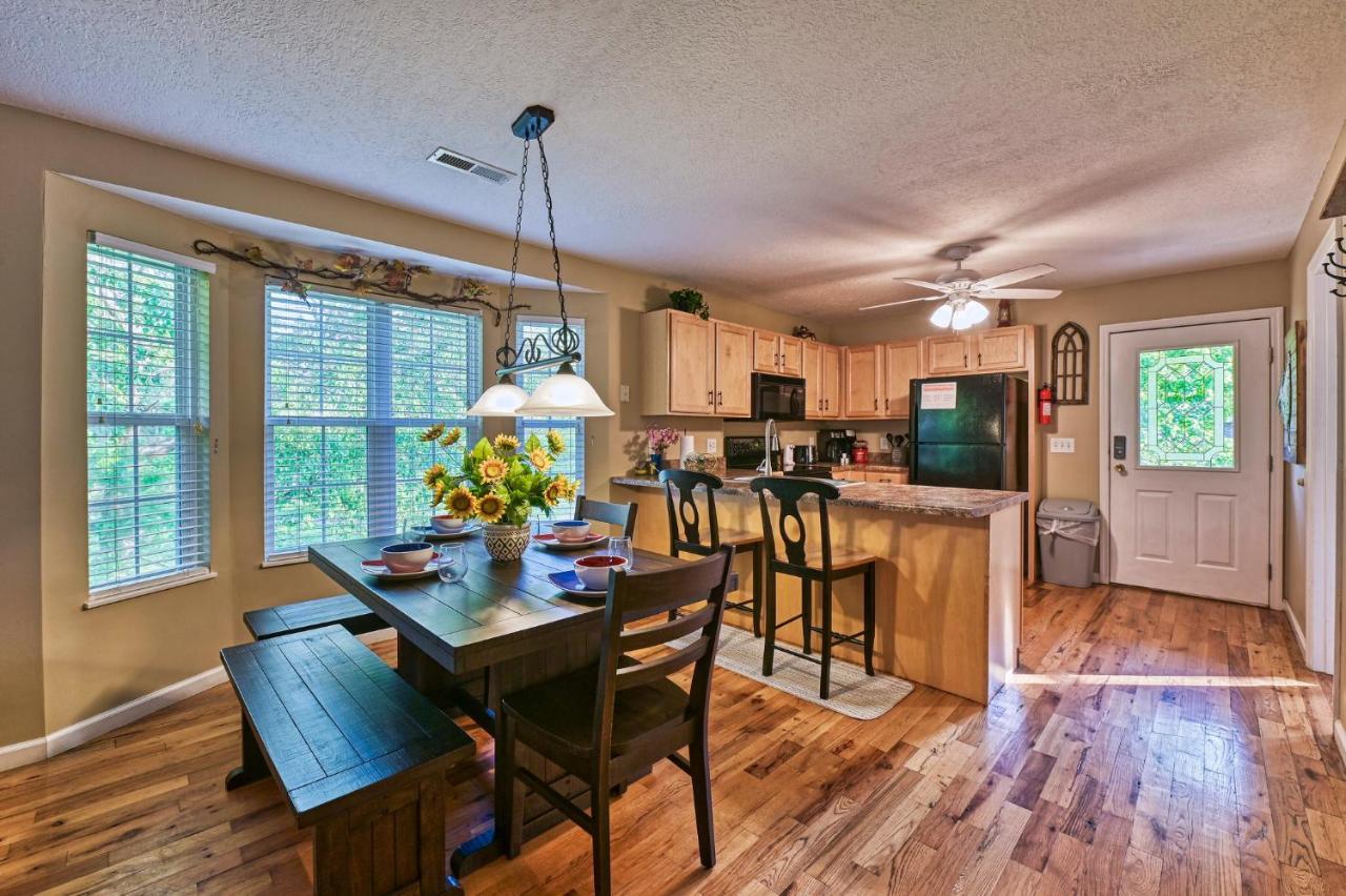 Holiday home High N Dry-quiet River Access Neighborhood, 1 Mile To Parkway, 5 Miles To Dollywood! *