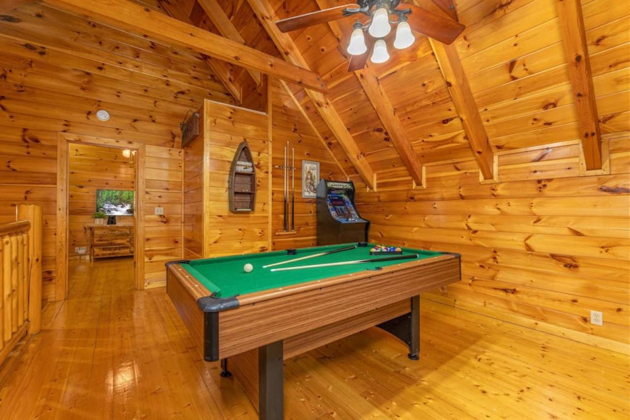 Bear Down With Hot Tub, Pool Table, Arcade Games Holiday home Pigeon Forge