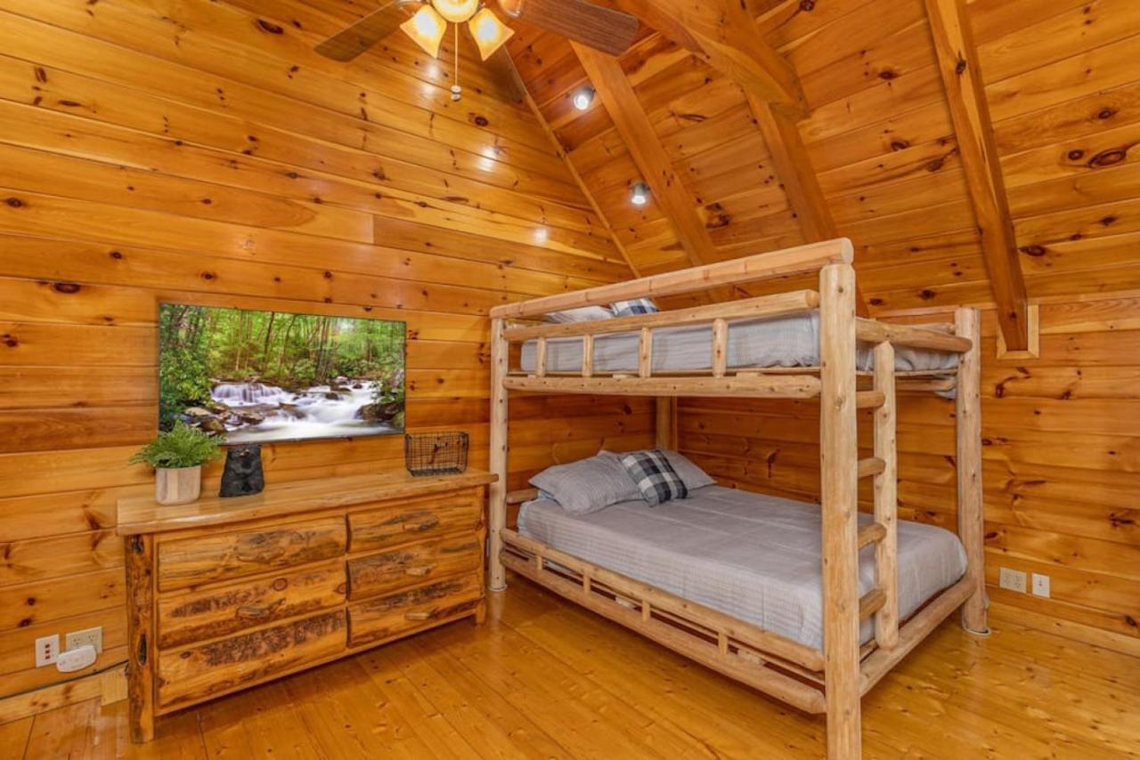 Bear Down With Hot Tub, Pool Table, Arcade Games Holiday home Pigeon Forge