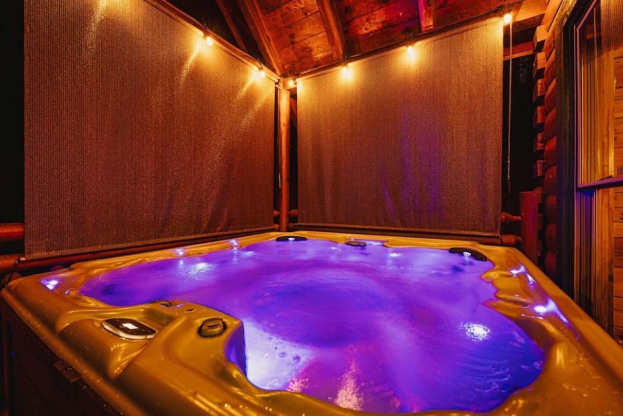 Holiday home Bear Down With Hot Tub, Pool Table, Arcade Games