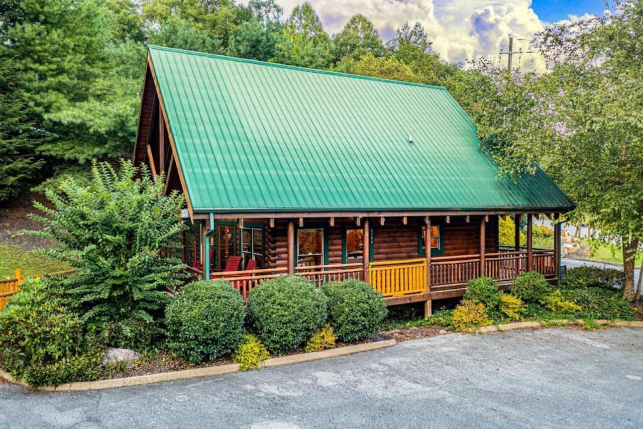 Bear Down With Hot Tub, Pool Table, Arcade Games Holiday home Pigeon Forge