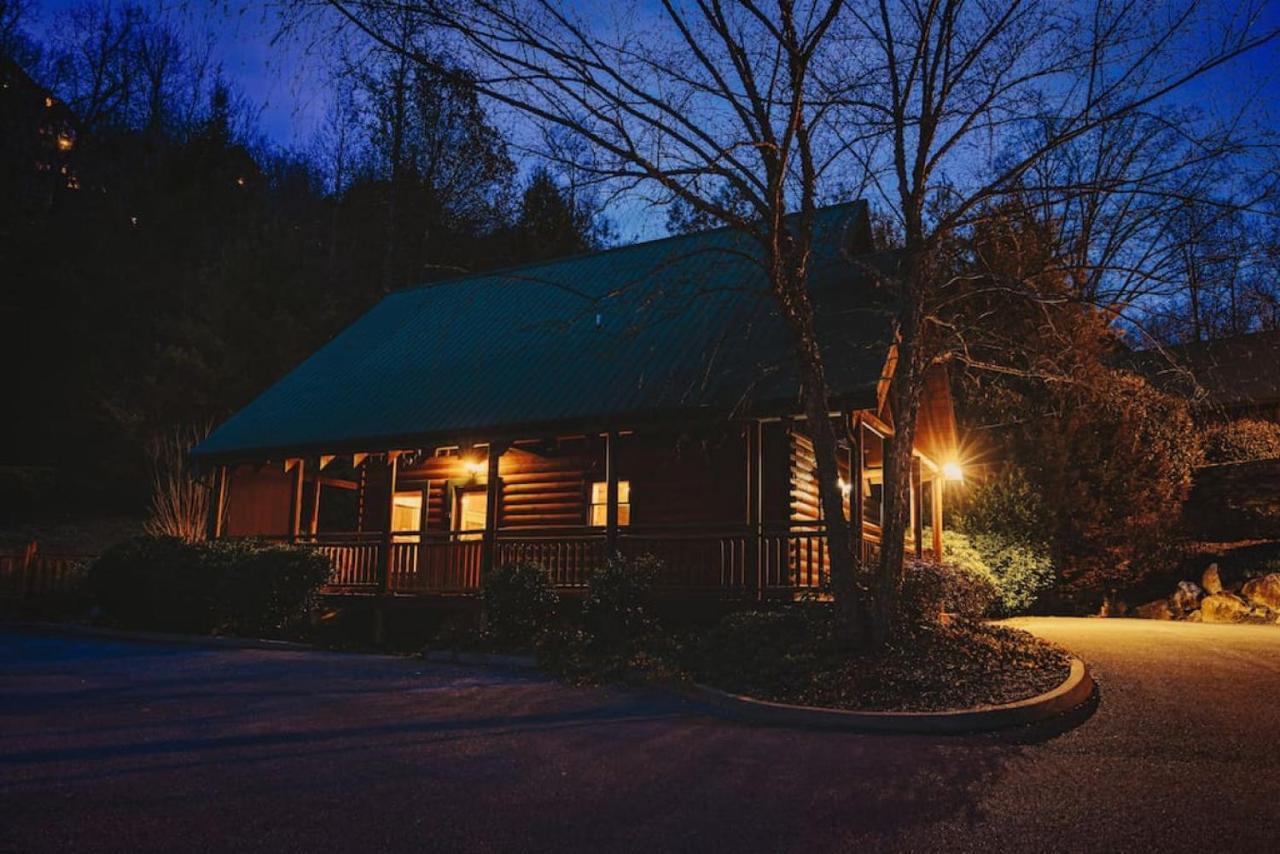 Holiday home Bear Down With Hot Tub, Pool Table, Arcade Games Pigeon Forge