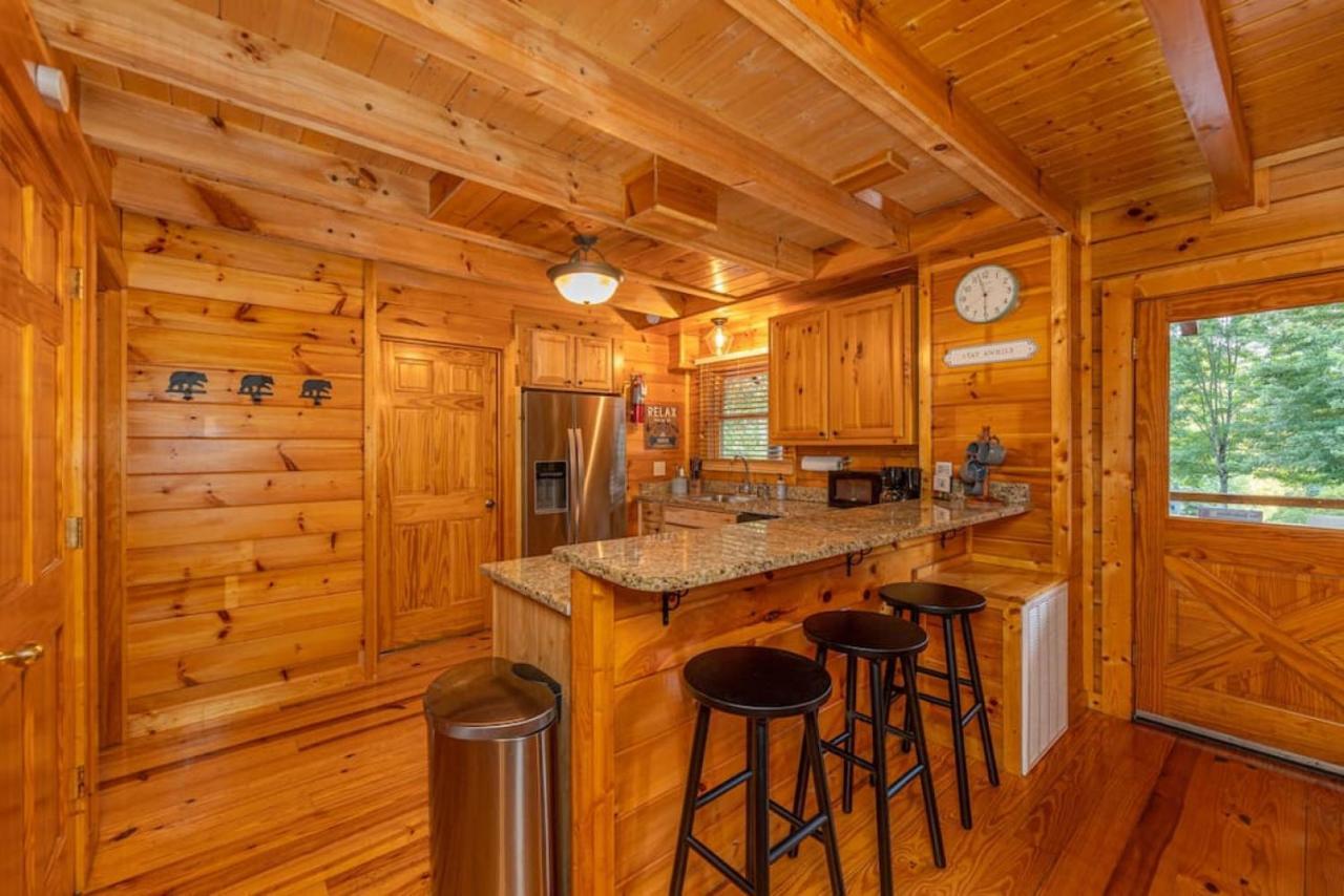Bear Down With Hot Tub, Pool Table, Arcade Games * Pigeon Forge