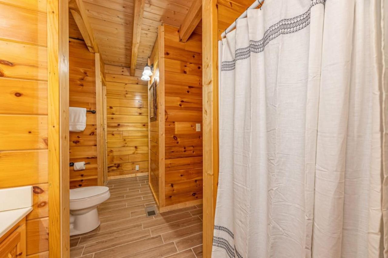 Holiday home Bear Down With Hot Tub, Pool Table, Arcade Games Pigeon Forge