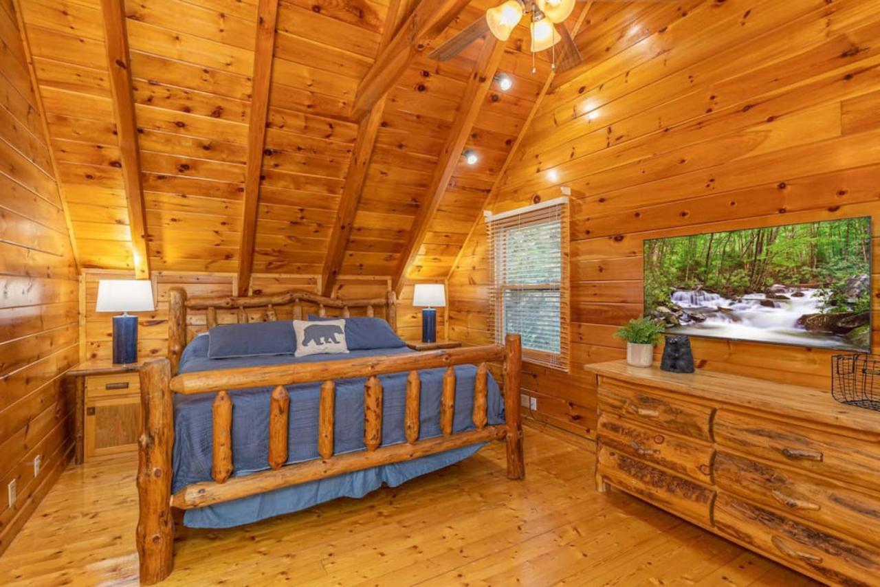 Bear Down With Hot Tub, Pool Table, Arcade Games * Pigeon Forge