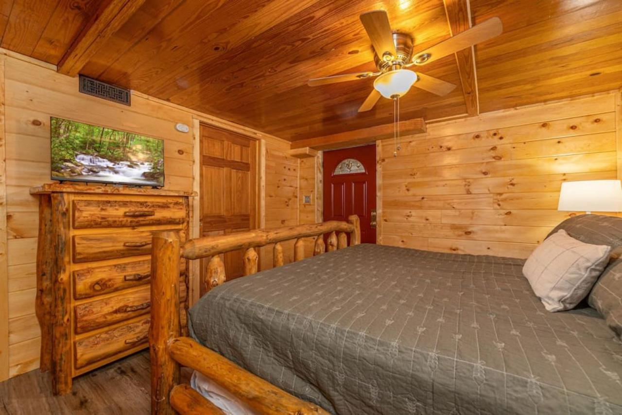 Bear Down With Hot Tub, Pool Table, Arcade Games Holiday home Pigeon Forge