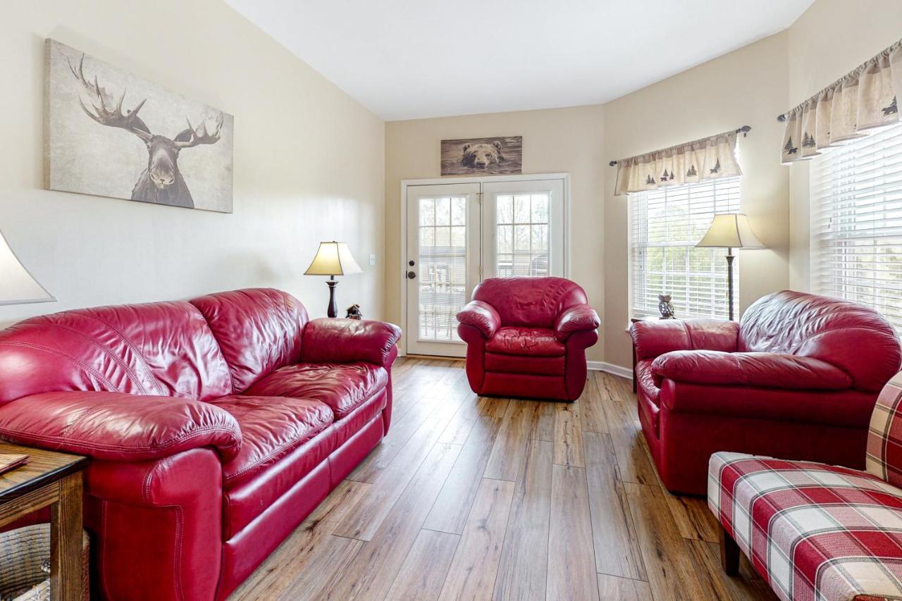 Bandit's Riverfront Retreat Holiday home