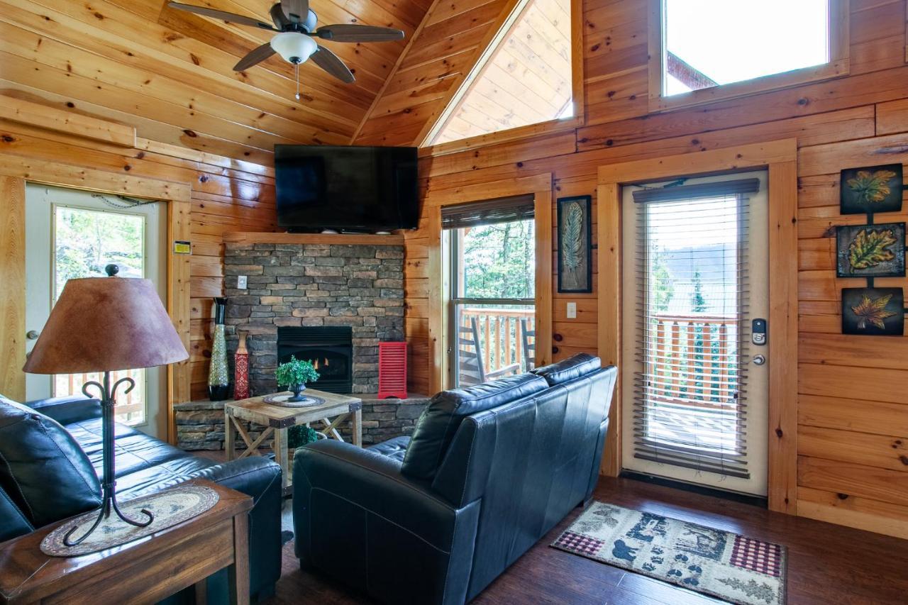 Poolin Around With Private Hot Tub And Indoor Pool Holiday home Pigeon Forge
