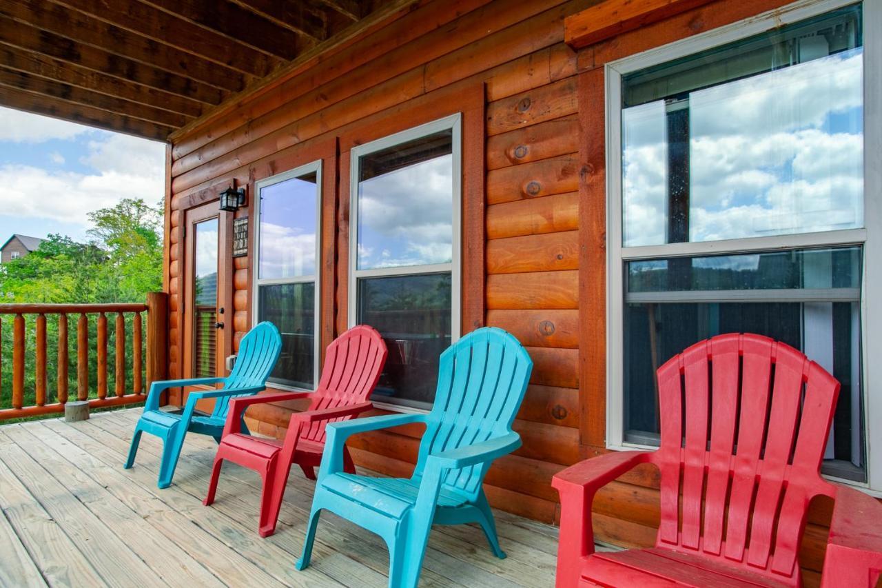 Poolin Around With Private Hot Tub And Indoor Pool Holiday home Pigeon Forge