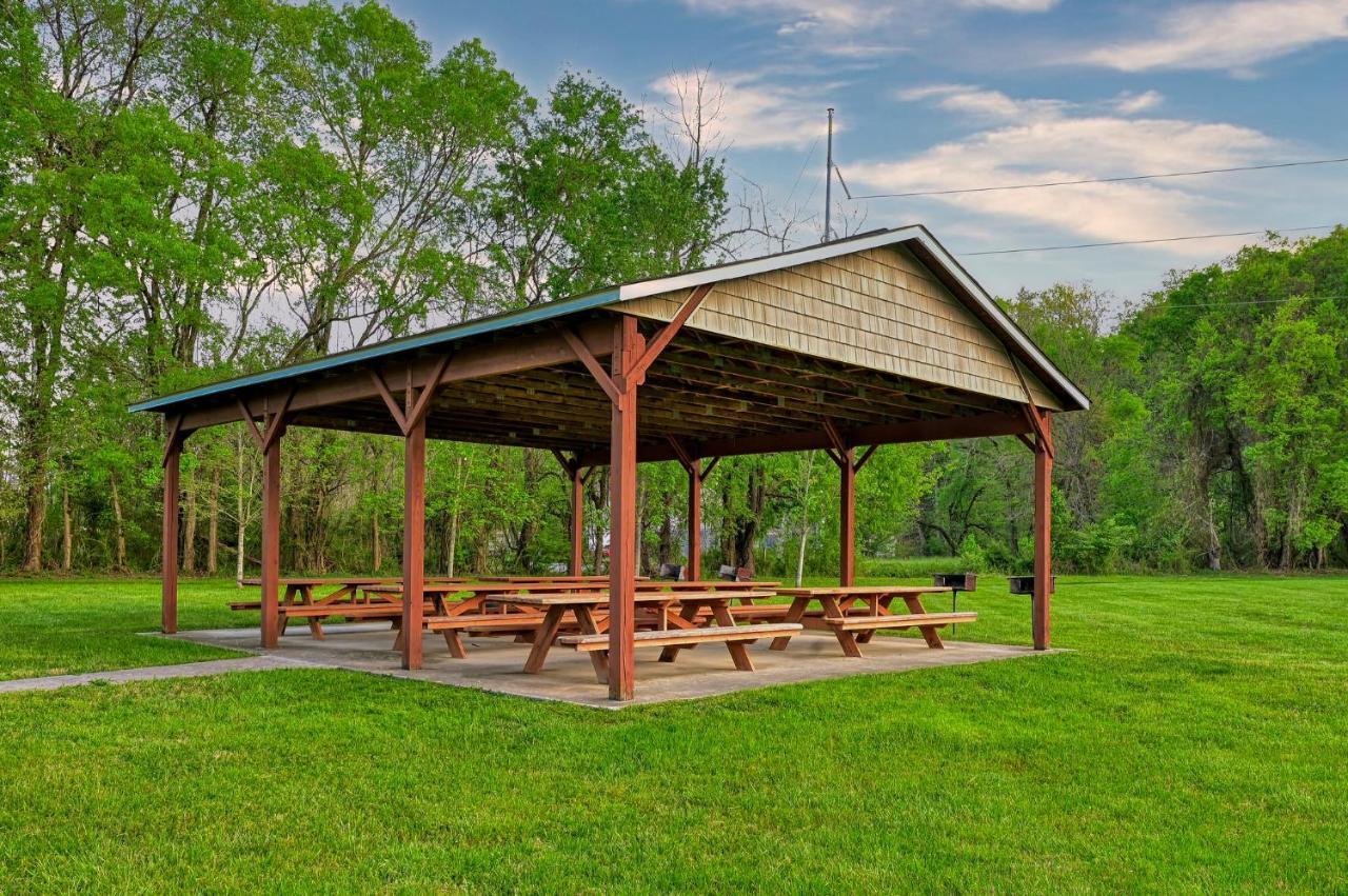 Holiday home High N Dry-quiet River Access Neighborhood, 1 Mile To Parkway, 5 Miles To Dollywood! *