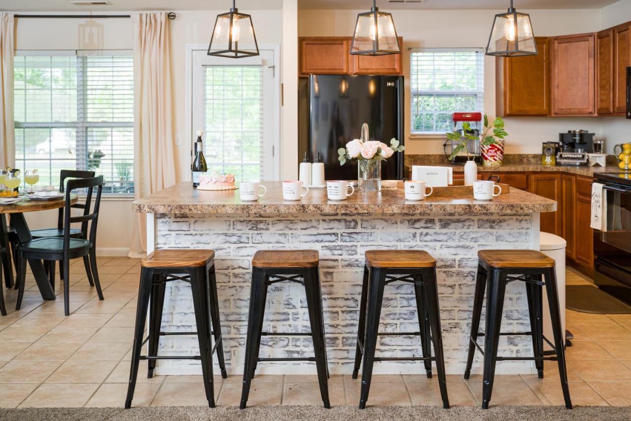 Luxe Quiet Townhouse W/parking/pool/by Dollywood Holiday home *