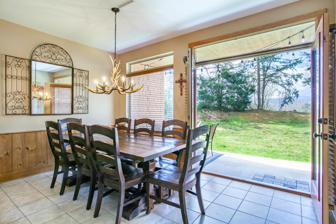Higher Ground With Mountain And Golf View Holiday home Pigeon Forge