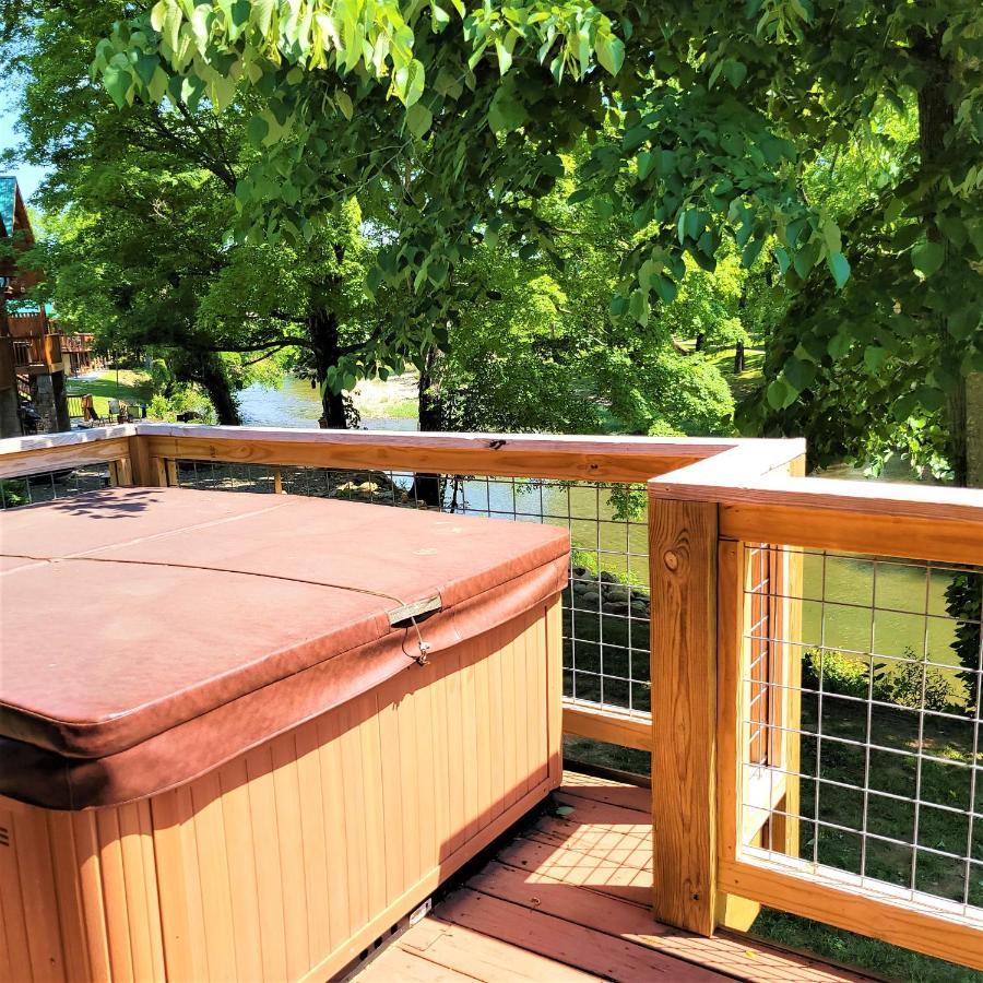 Skinny Dippin'-river Front- Free Tickets-dog Friendly Pigeon Forge