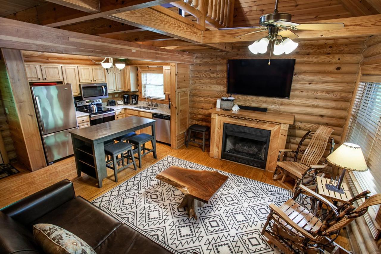 The Alpenhaus Hot Tub Game And Fireplace * Pigeon Forge