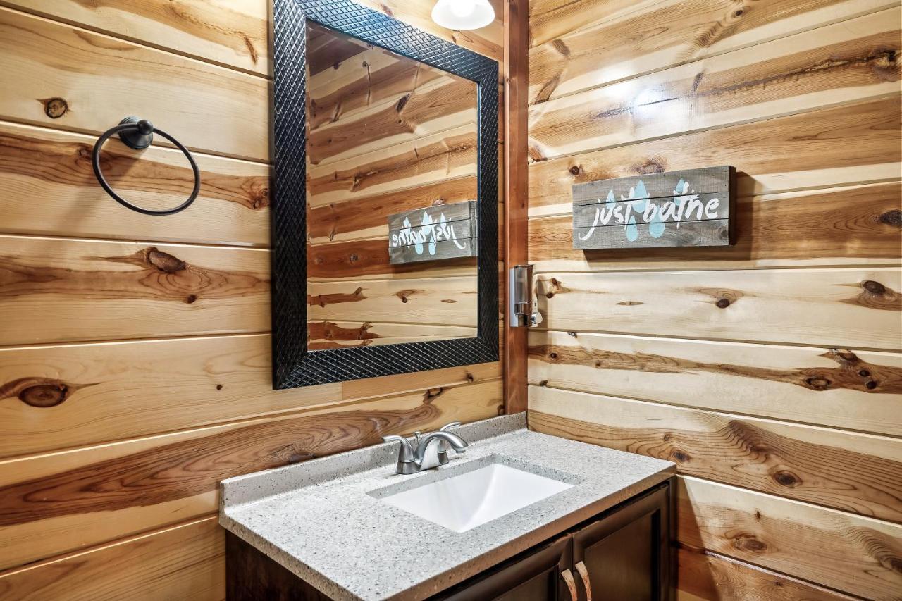Grizzly Bears Resort - Luxury Cabin With Indoor Pool, Hot Tub, Theater, King Beds, Sleeps 16 In Heart Of Pigeon Forge Holiday home Pigeon Forge