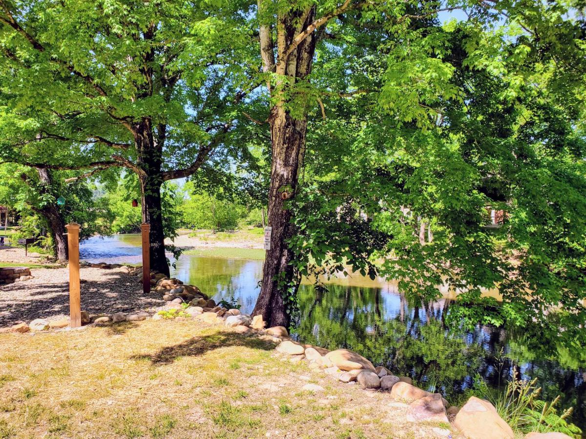 Skinny Dippin'-river Front- Free Tickets-dog Friendly Pigeon Forge